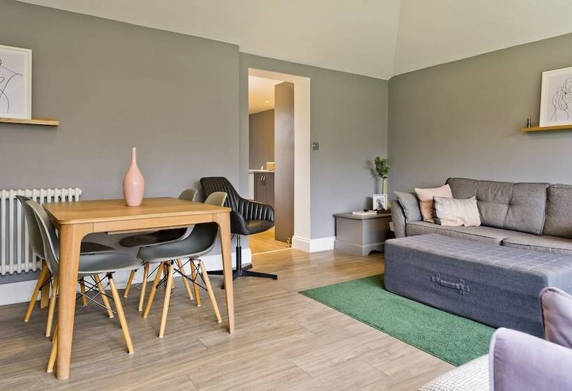 Stylish Family Home By Twickenham Stadium By Underthedoormat