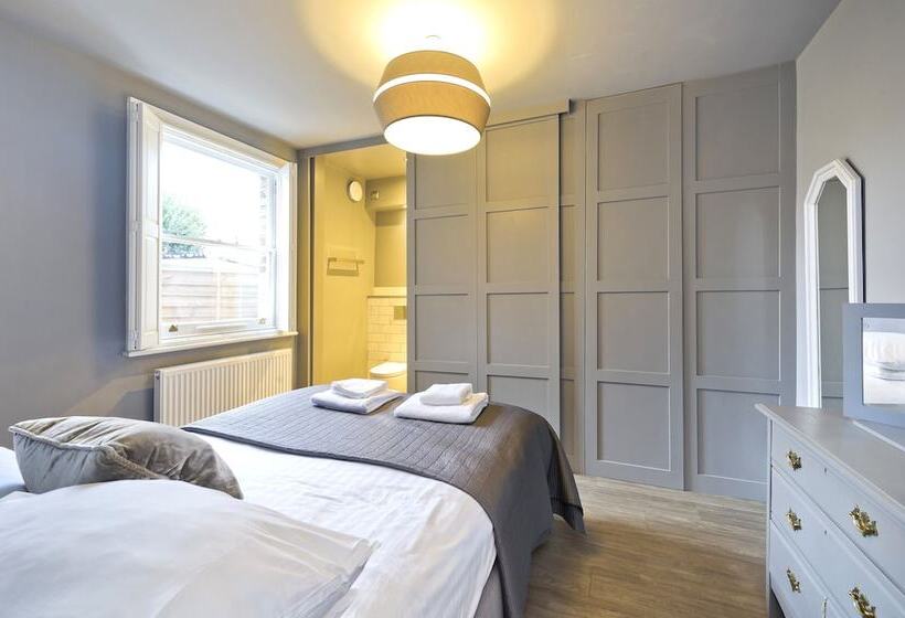 Stylish Family Home By Twickenham Stadium By Underthedoormat