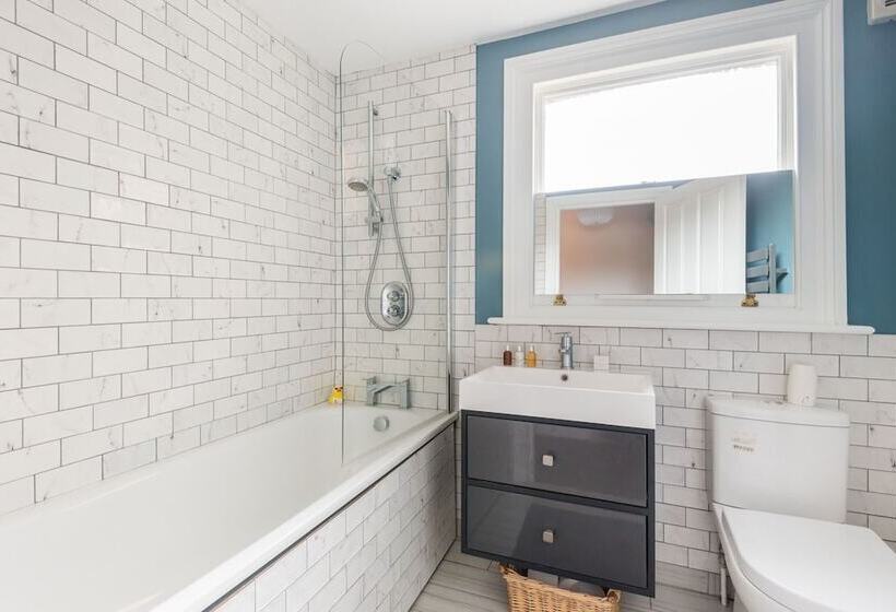 Stylish Family Home By Twickenham Stadium By Underthedoormat