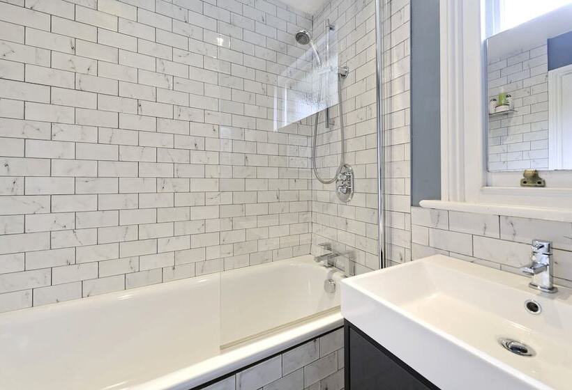 Stylish Family Home By Twickenham Stadium By Underthedoormat