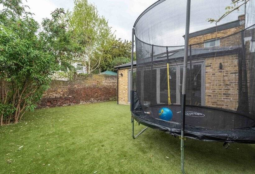 Stylish Family Home By Twickenham Stadium By Underthedoormat