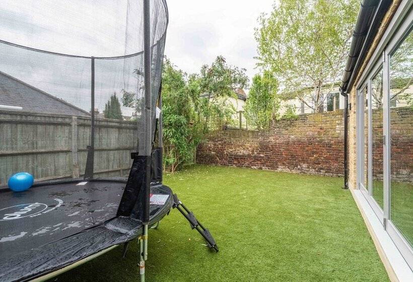 Stylish Family Home By Twickenham Stadium By Underthedoormat