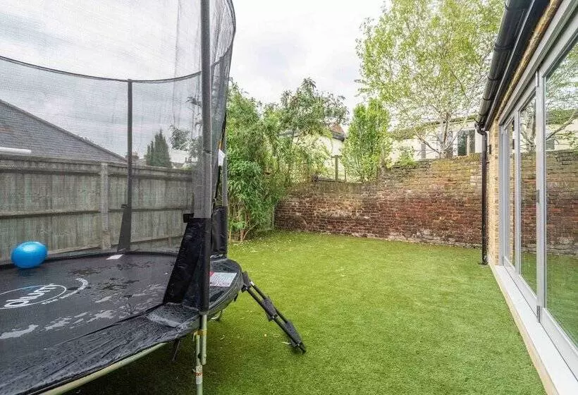 Stylish Family Home By Twickenham Stadium By Underthedoormat