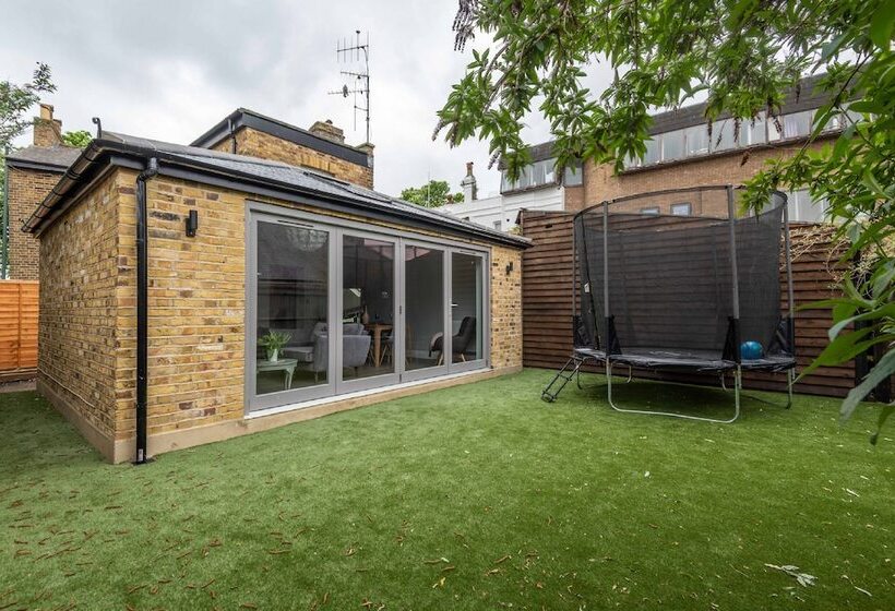 Stylish Family Home By Twickenham Stadium By Underthedoormat