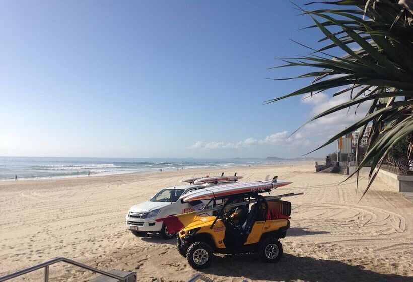 Upmarket Apartment At Beach
