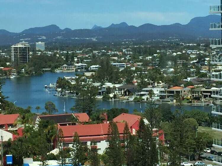 Upmarket Apartment At Beach
