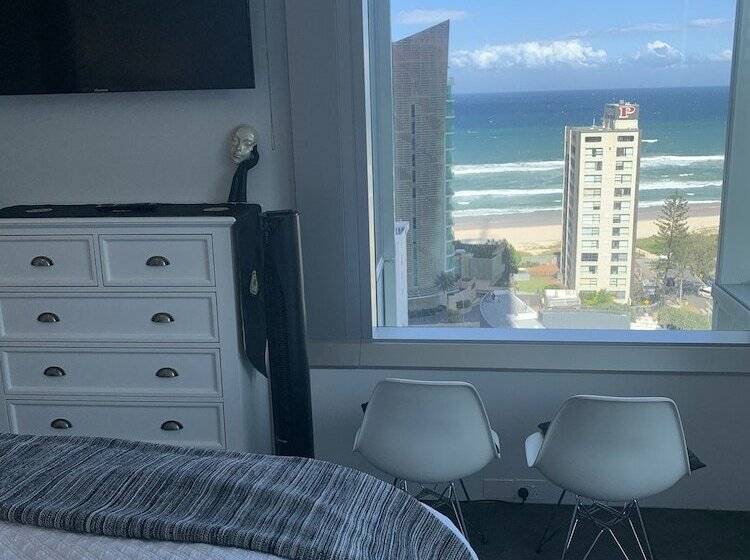 Upmarket Apartment At Beach