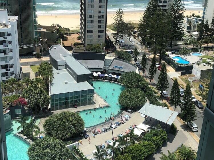 Upmarket Apartment At Beach