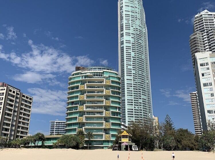Upmarket Apartment At Beach