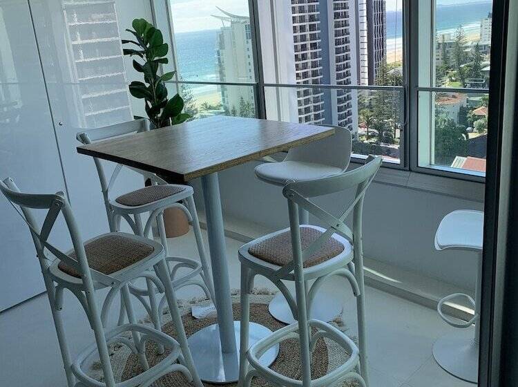 Upmarket Apartment At Beach