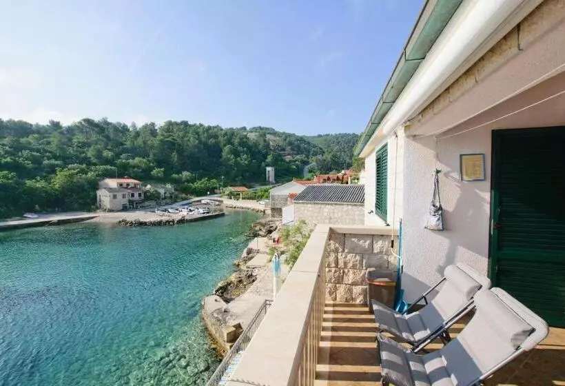 Apartment By The Sea