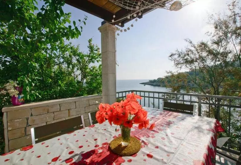 Apartment By The Sea