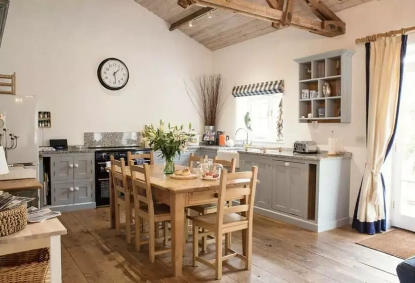 Elliotts Barns