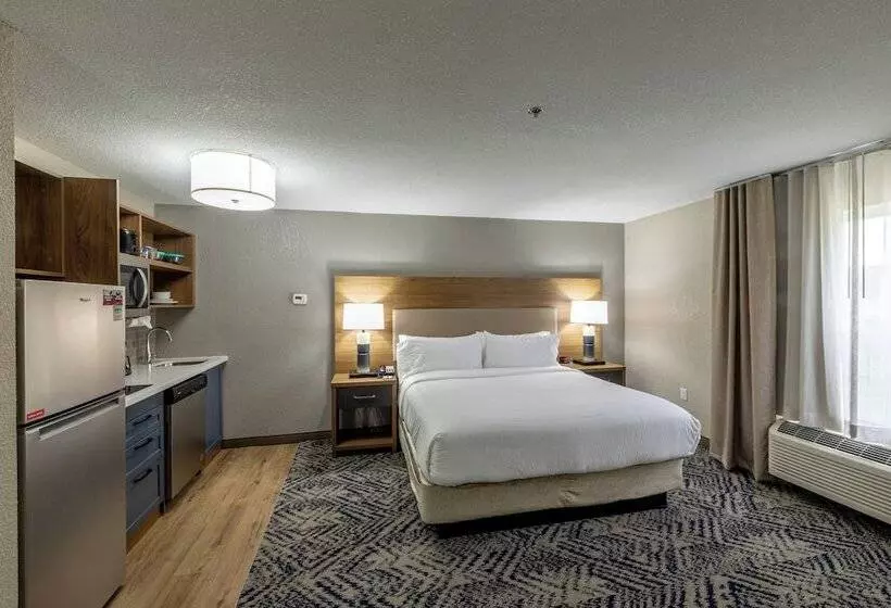 בית מלון כפרי Candlewood Suites Wichita Northwest, An Ihg