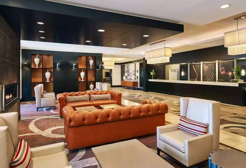هتل Hilton Kansas City Airport
