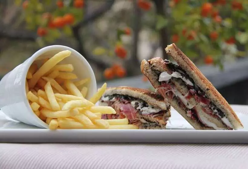 هتل Hilton Kansas City Airport