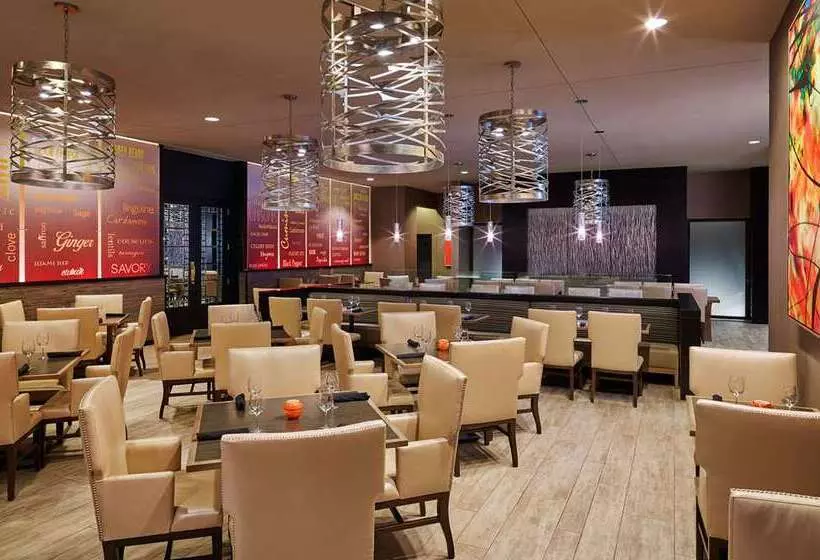 هتل Hilton Kansas City Airport