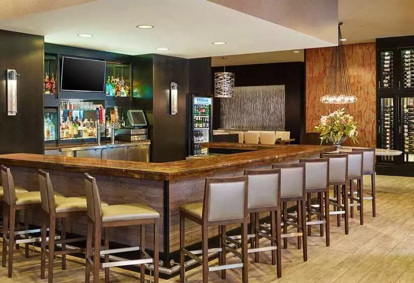 هتل Hilton Kansas City Airport