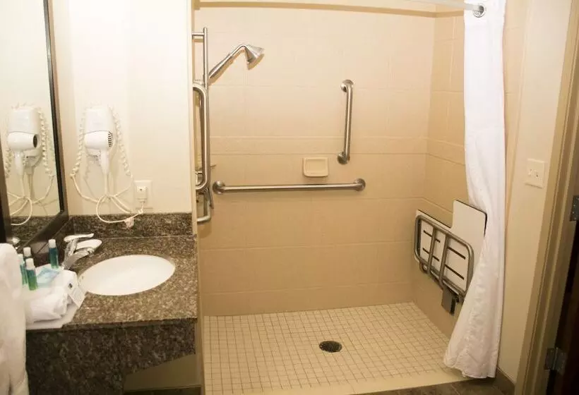 هتل Holiday Inn Express & Suites   Mason City, An Ihg