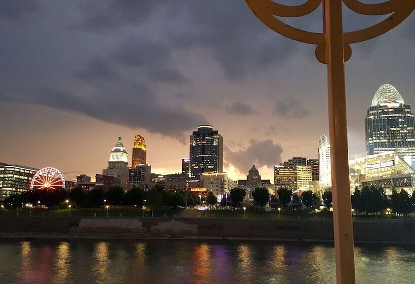 Otel Holiday Inn Express & Suites Cincinnati Riverfront, An Ihg