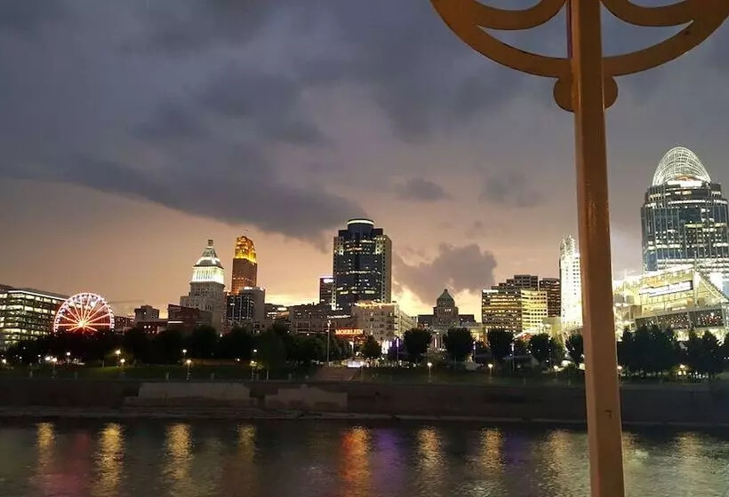 ホテル Holiday Inn Express & Suites Cincinnati Riverfront, An Ihg