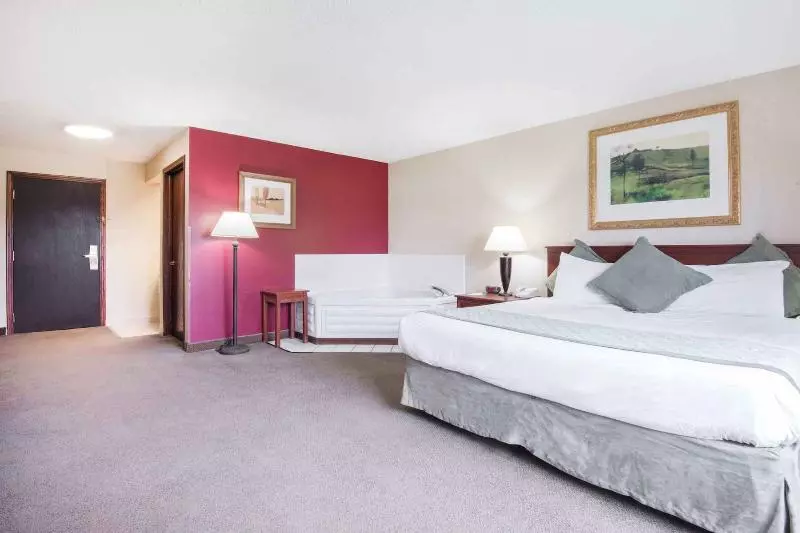 בית מלון כפרי Candlewood Suites Wichita Northwest, An Ihg