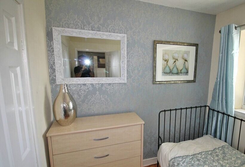 Balcony Apartment Spacious 2 Large Beds