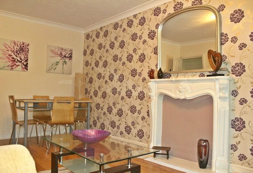 Balcony Apartment Spacious 2 Large Beds