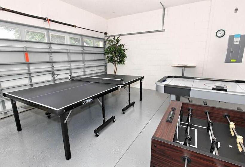 6 Bedroom North Hampton House