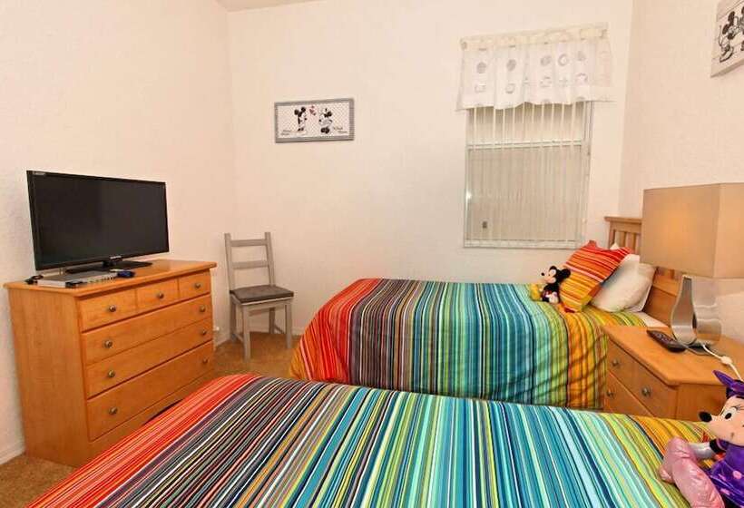 6 Bedroom North Hampton House