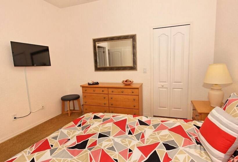 6 Bedroom North Hampton House