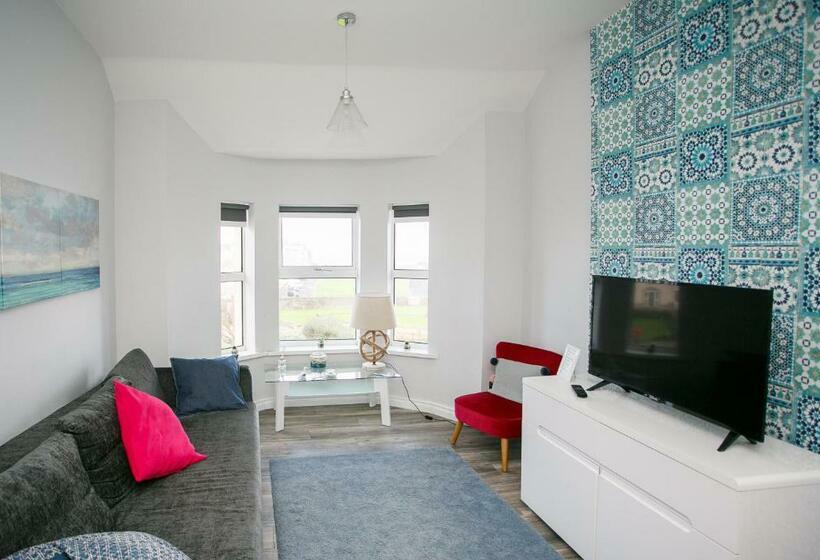 Apt3, No 2 Antrim Gardens, Portrush With Seaview