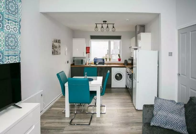 Apt3, No 2 Antrim Gardens, Portrush With Seaview