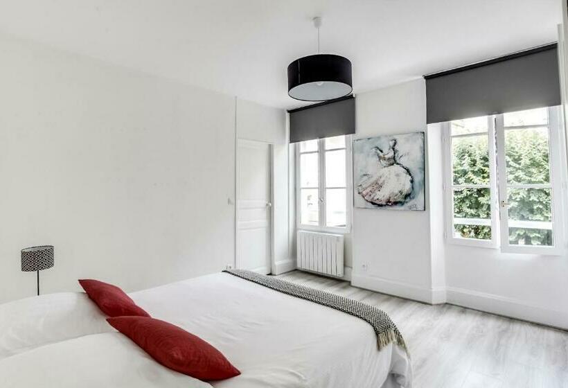 Fontainebleau Sweet Home