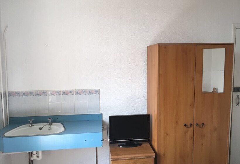 ペンション The Canberra Guest House