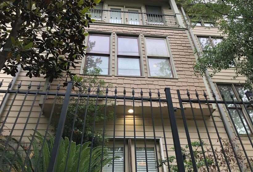 4 Story Rooftop Executive Corporate Housing