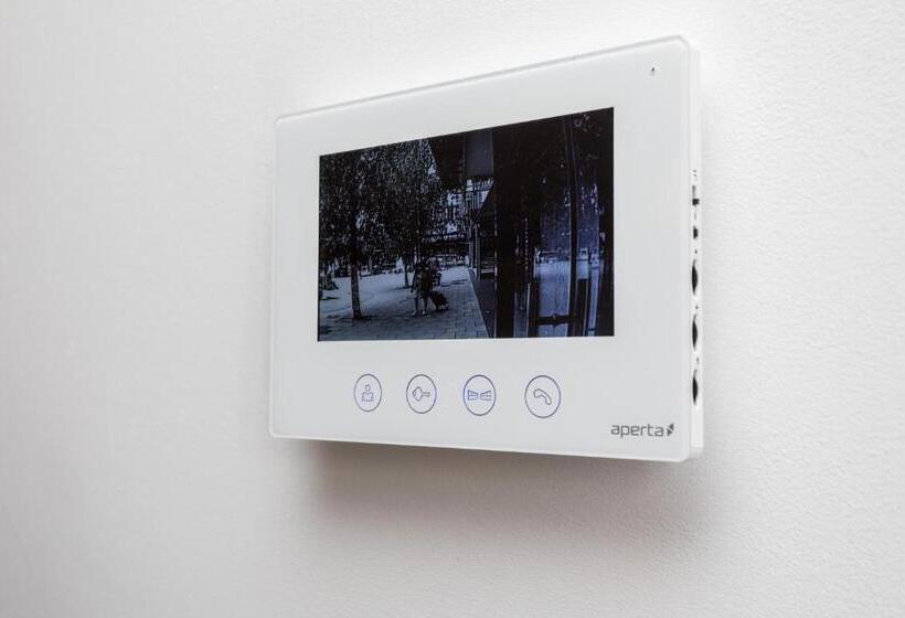 Flat 7  Spacious Studio Flat In The Heart Of Crawley