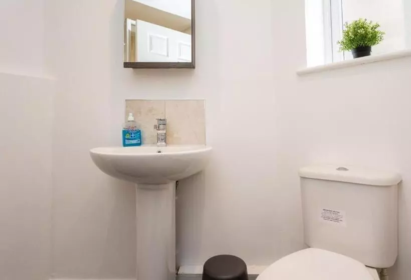 Flat 7  Spacious Studio Flat In The Heart Of Crawley