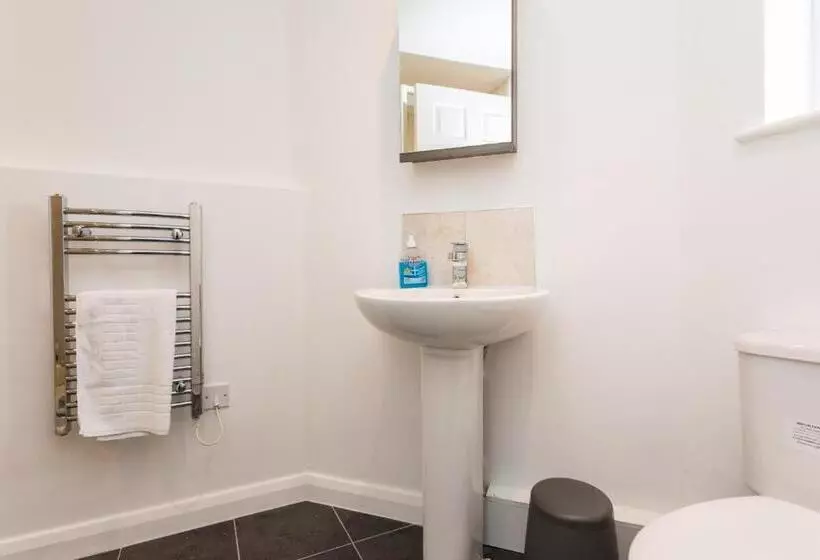 Flat 7  Spacious Studio Flat In The Heart Of Crawley