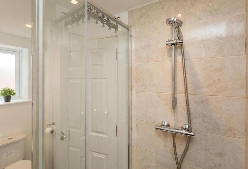 Flat 7  Spacious Studio Flat In The Heart Of Crawley