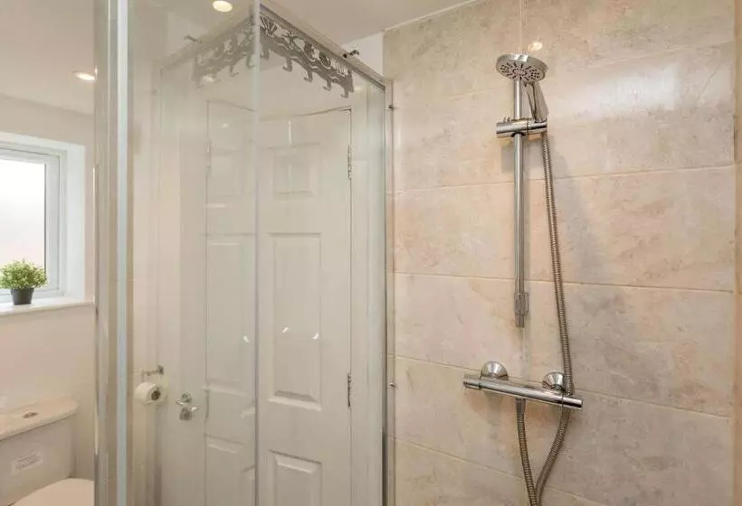 Flat 7  Spacious Studio Flat In The Heart Of Crawley