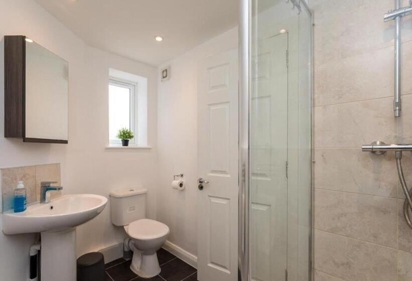 Flat 7  Spacious Studio Flat In The Heart Of Crawley