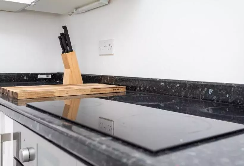 Flat 7  Spacious Studio Flat In The Heart Of Crawley