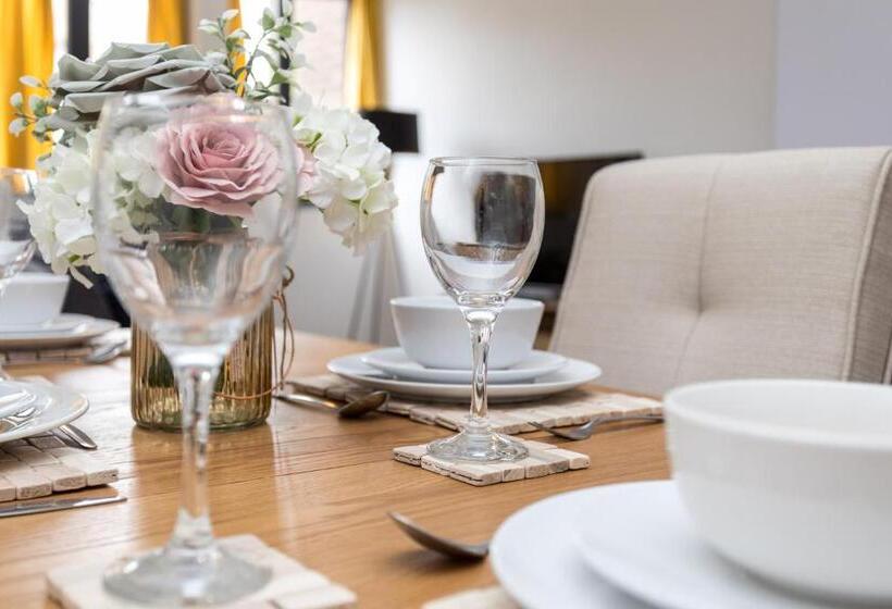 Flat 7  Spacious Studio Flat In The Heart Of Crawley