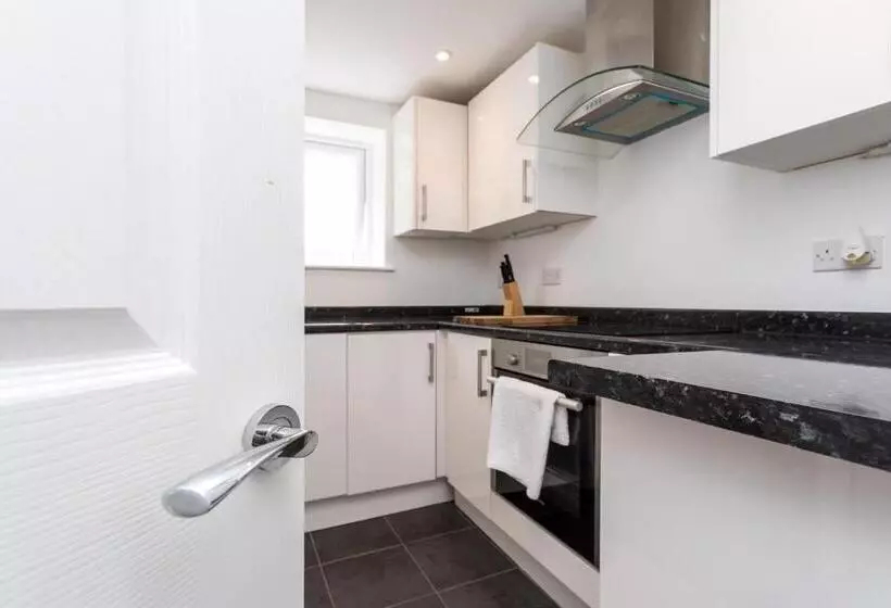 Flat 7  Spacious Studio Flat In The Heart Of Crawley