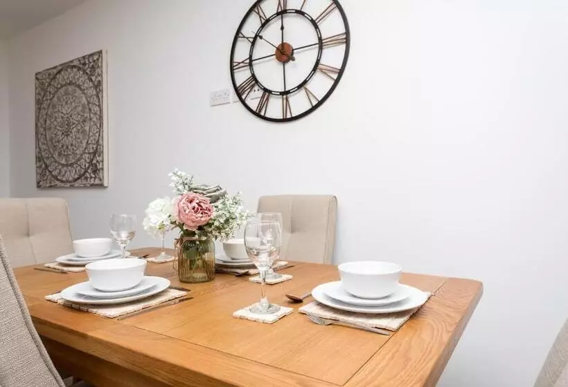 Flat 7  Spacious Studio Flat In The Heart Of Crawley