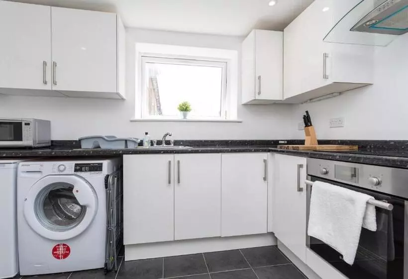 Flat 7  Spacious Studio Flat In The Heart Of Crawley