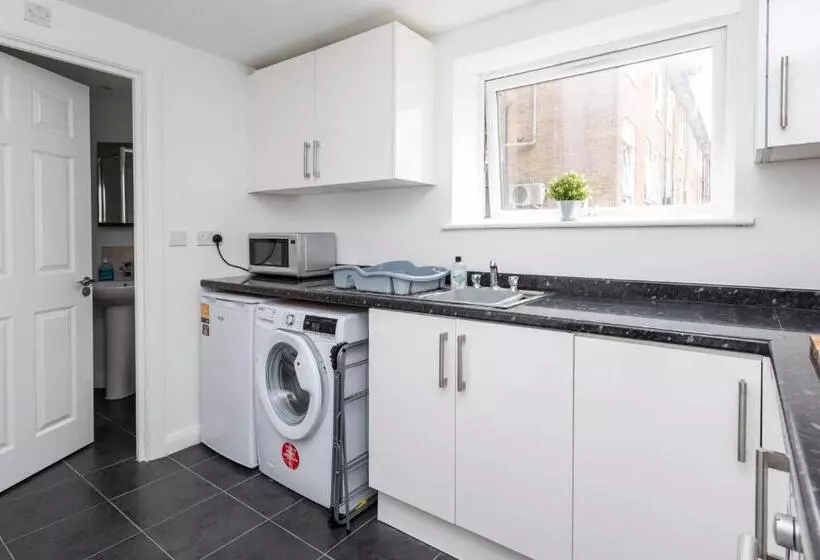 Flat 7  Spacious Studio Flat In The Heart Of Crawley