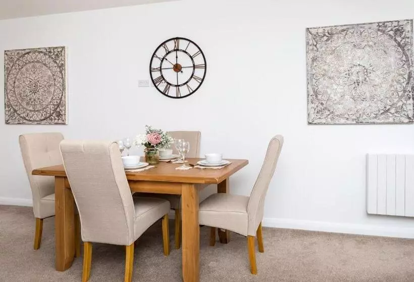 Flat 7  Spacious Studio Flat In The Heart Of Crawley