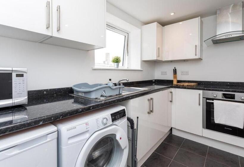 Flat 7  Spacious Studio Flat In The Heart Of Crawley